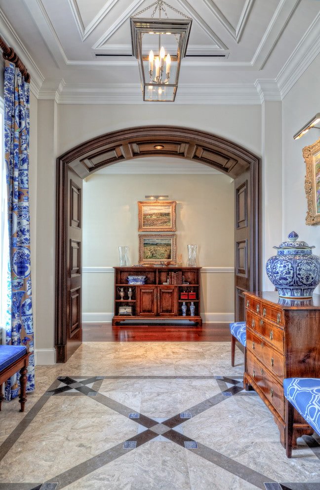 Paso de puerta con molduras y extensiones
