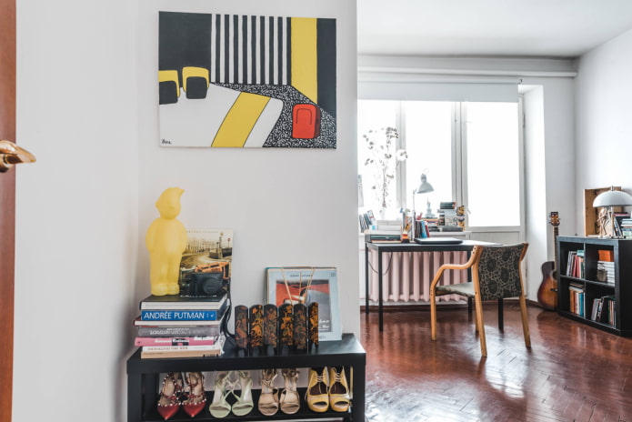 Estudio con acabados en blanco