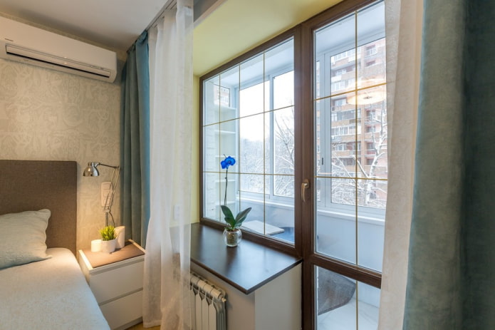 Dormitorio en una habitación con balcón