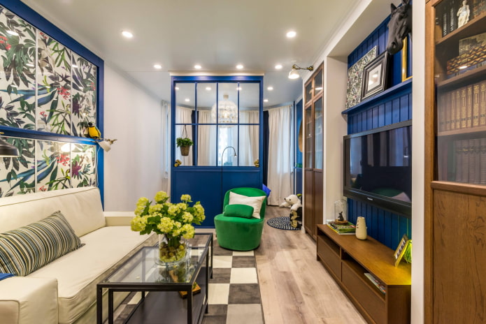 Sala de estar con mampara azul