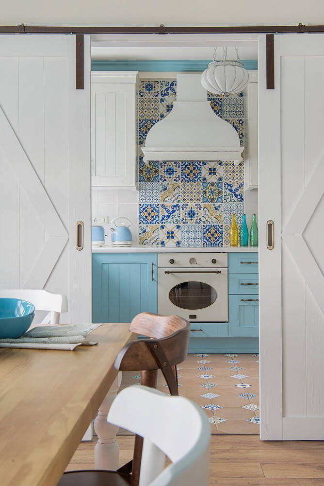Cocina azul detrás de las puertas