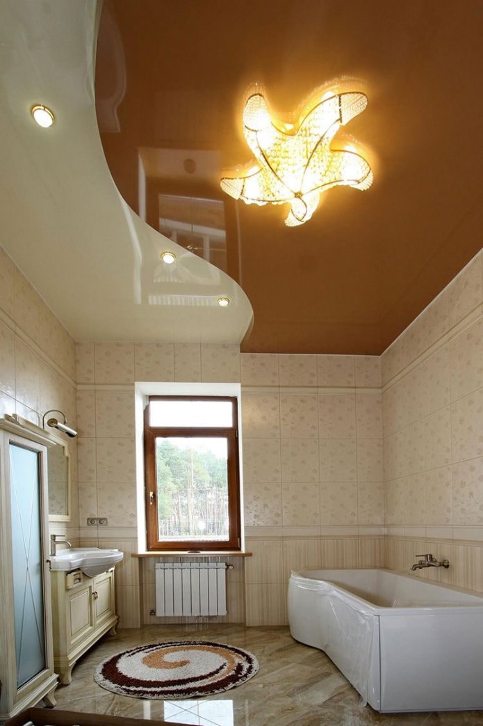 Techo bicolor en el interior del baño
