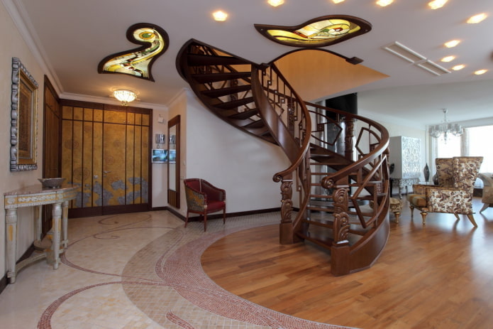 diseño de escalera en el interior de un apartamento de dos niveles