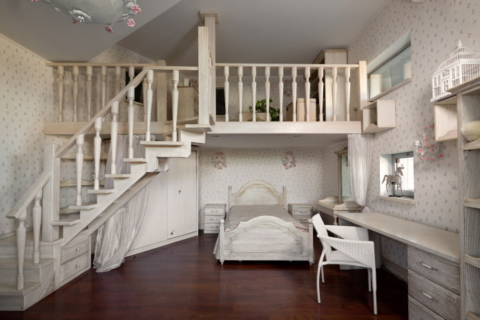 interior de un apartamento de dos niveles en estilo provenzal