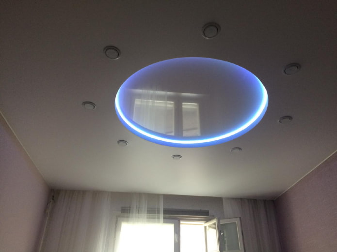 estructura tensada de dos niveles con un nicho para la iluminación