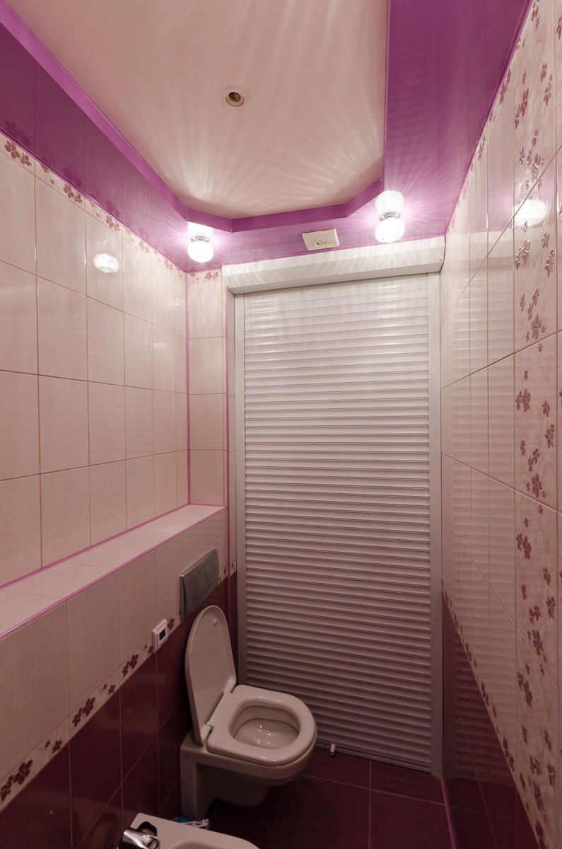techo de color en el baño