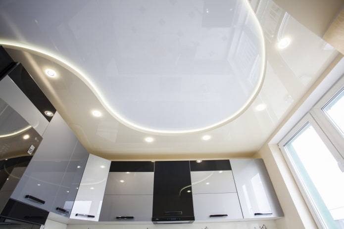 Diseño brillante de dos niveles en la cocina