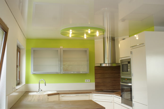 Diseño brillante de dos niveles en la cocina
