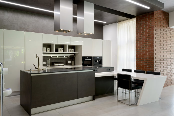 Diseño negro de dos niveles en la cocina