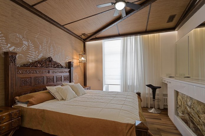 Cama doble tallada en el interior