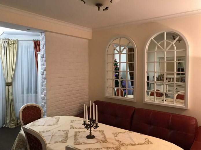 ventanas de imitación en la sala de estar