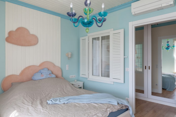 imitación de ventana en una habitación infantil