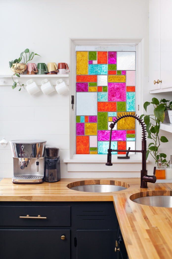 Ventana falsa con vidrieras en la cocina
