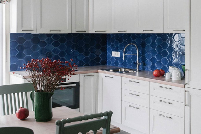 Azulejo azul con figuras