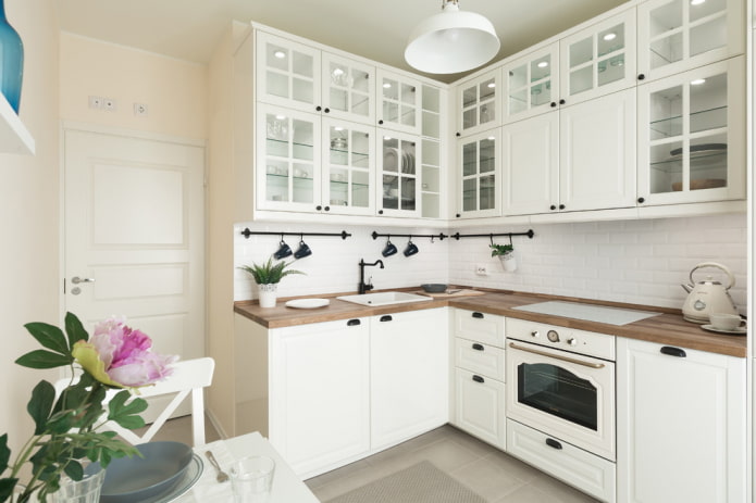 Cocina blanca con un jabalí blanco
