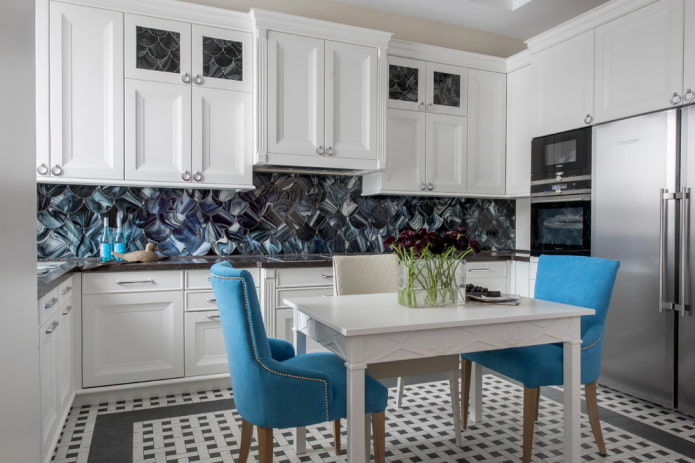 Azulejos con escamas en un delantal de cocina