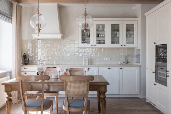 Delantal color arena en una cocina blanca