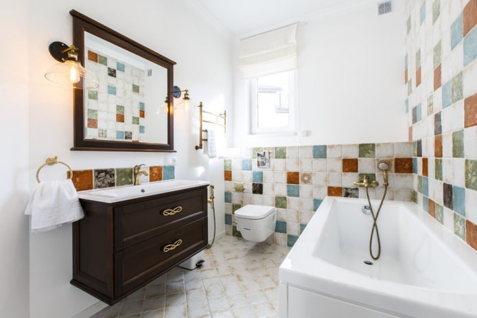 Azulejos brillantes en el baño