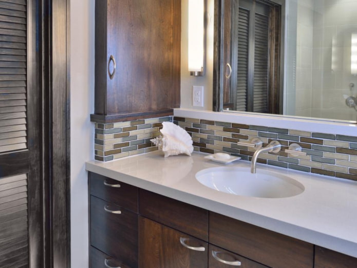 Delantal con estilo en el baño