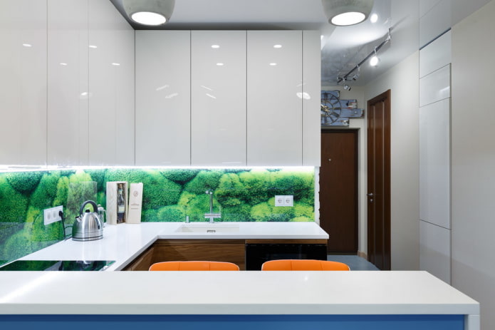 Vidrio en la decoración del delantal de cocina