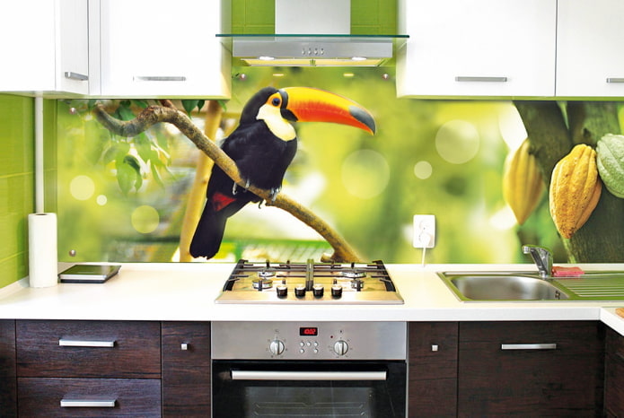plástico en el acabado del delantal de cocina