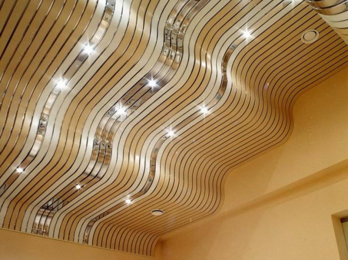 estructura colgante con listones figurados