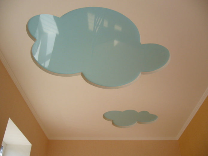 Estructura de techo figurada en forma de nubes