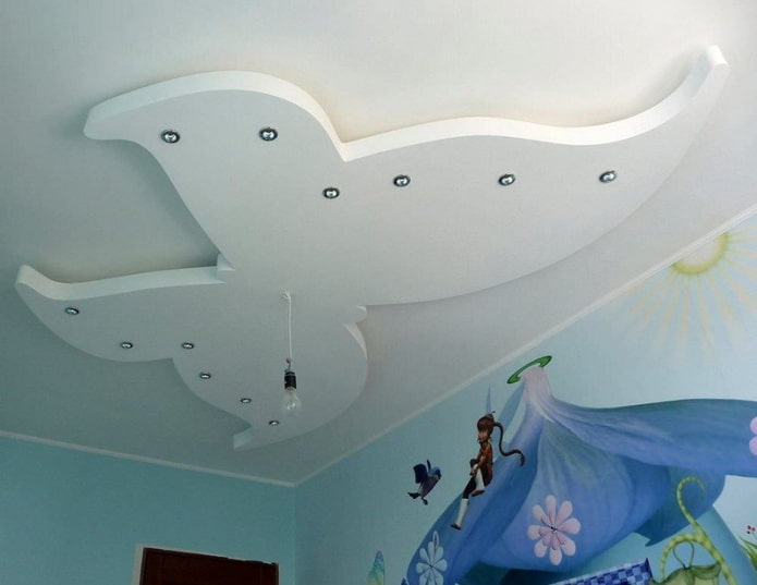 estructura de techo con figuras en forma de mariposa