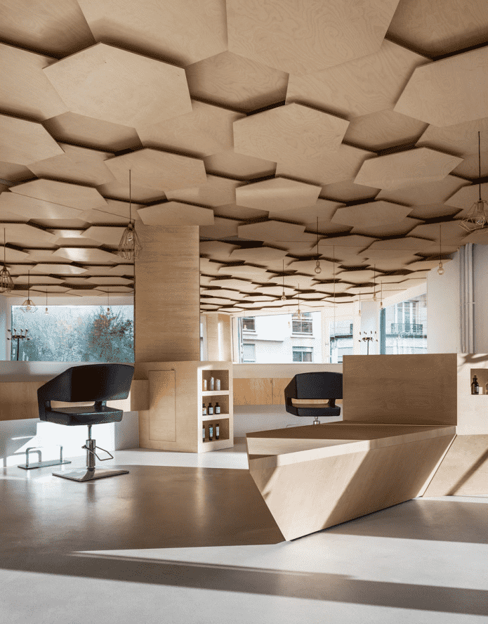 estructura de techo de madera contrachapada figurada