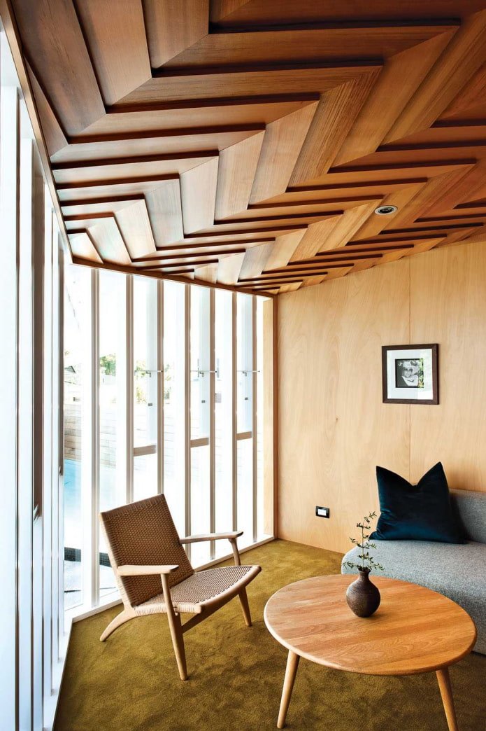 estructura de techo de madera contrachapada figurada