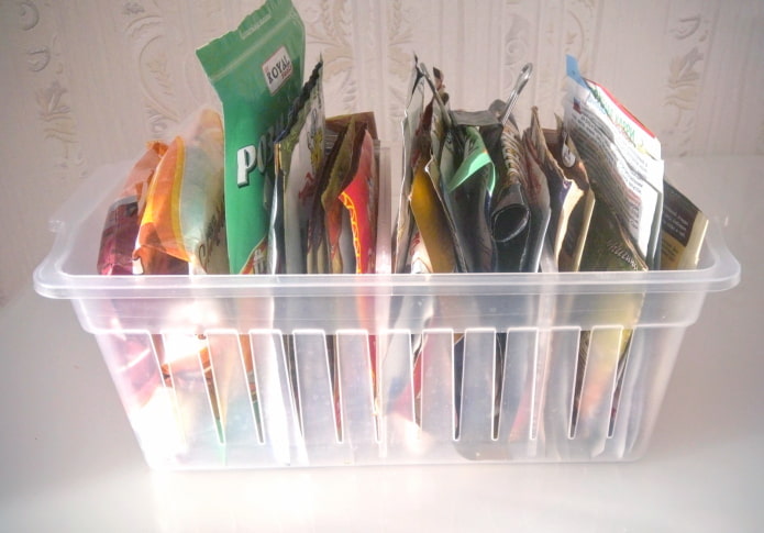 Paquetes de especias en una cesta