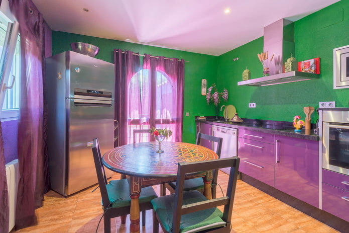 diseño de cocina en tonos morados y verdes