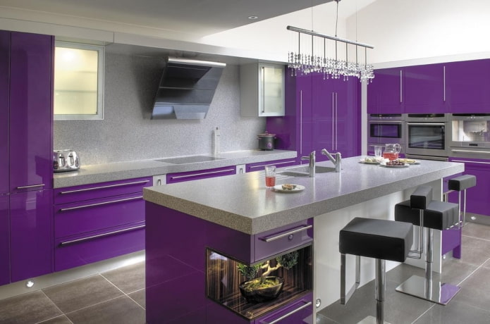 diseño de cocina en tonos gris violáceos