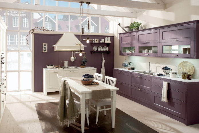 Cocina en tonos morados de estilo provenzal