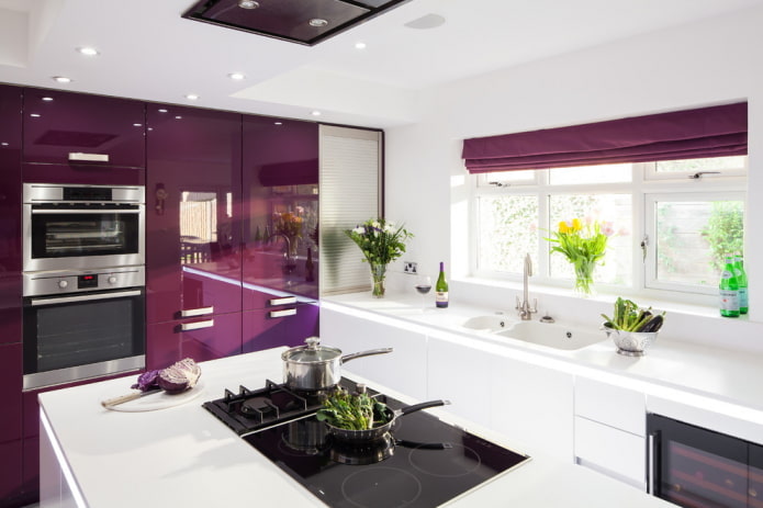 diseño de cocina en tonos blanco y morado