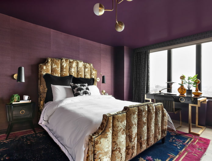 Muebles en el interior de un dormitorio morado