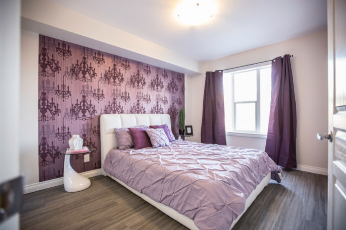 Muebles en el interior de un dormitorio lila