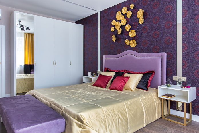 Muebles en el interior de un dormitorio lila