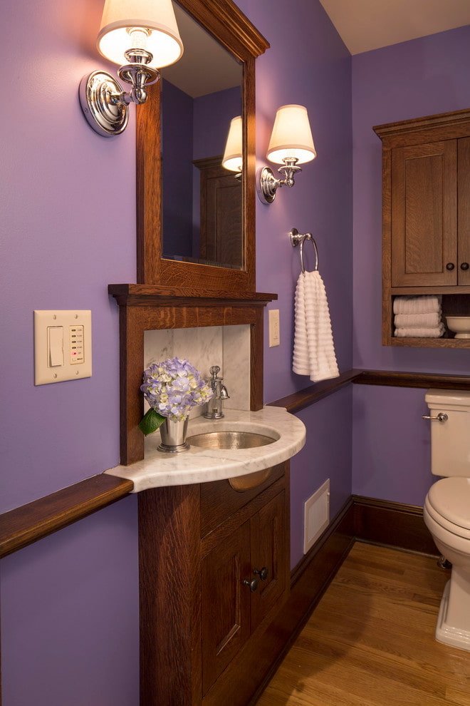 Baño con muebles marrones