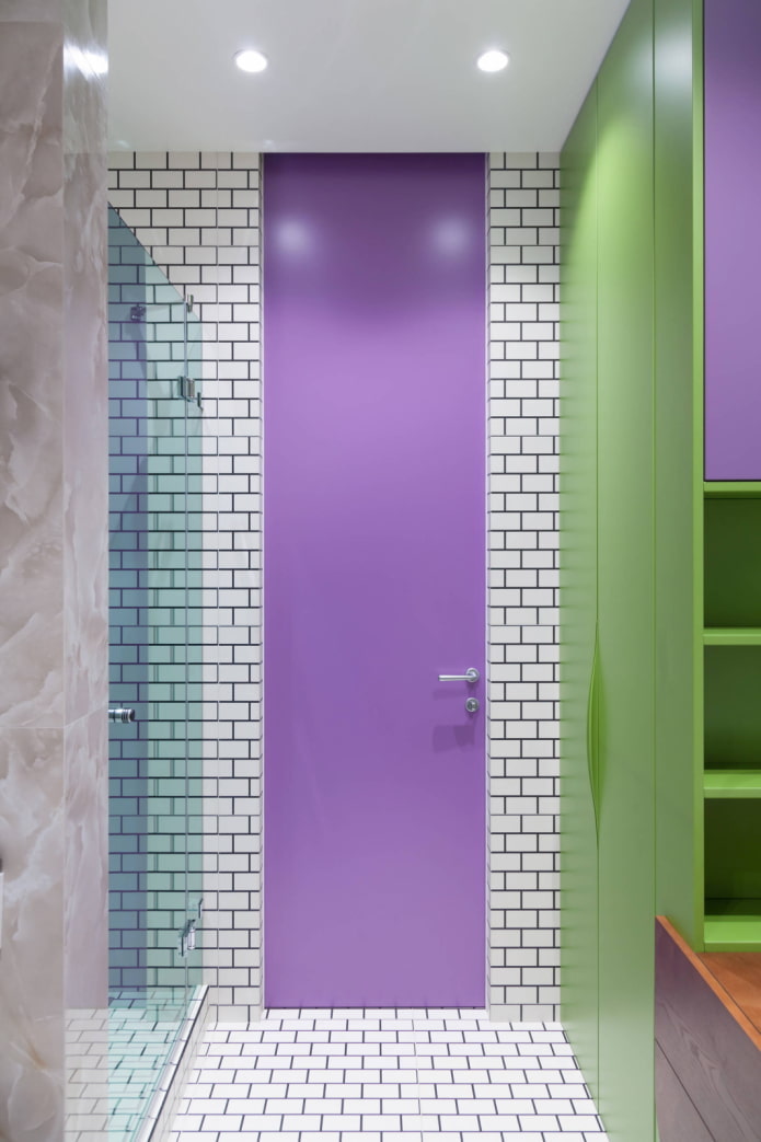 Baño morado y verde