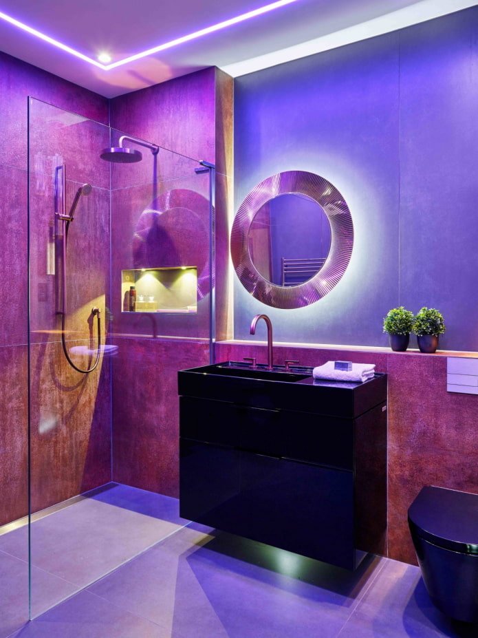 Baño negro y morado con iluminación