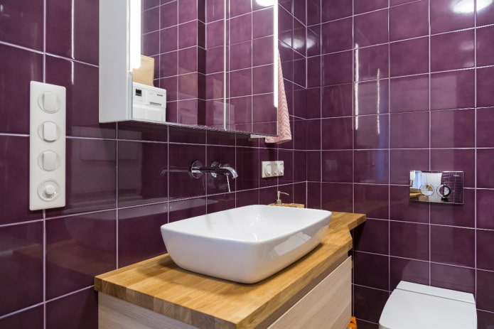 muebles de madera sobre un fondo de azulejos morados