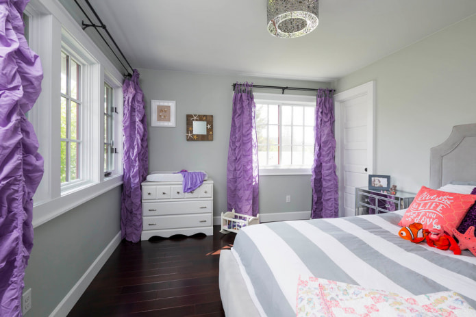 Habitación infantil con cortinas moradas