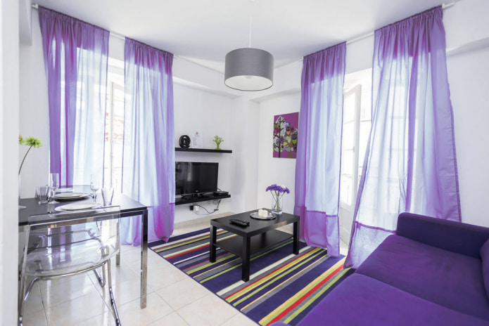 tul morado en una sala de estar moderna