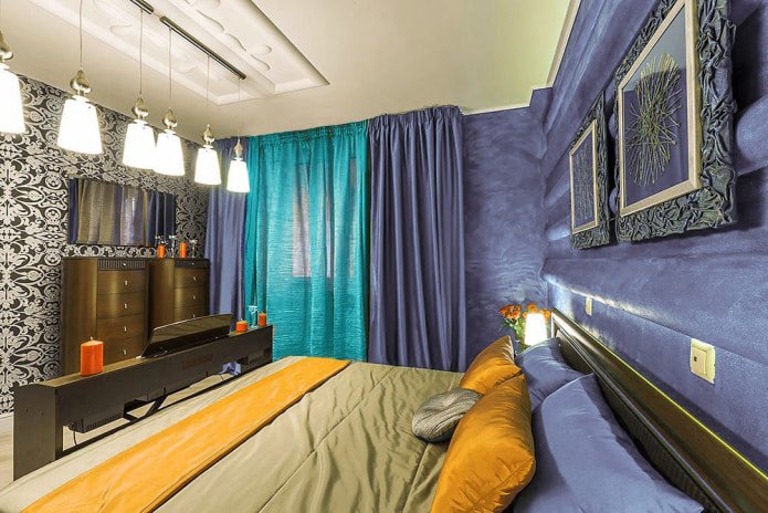 Cortinas violetas y turquesas en el dormitorio