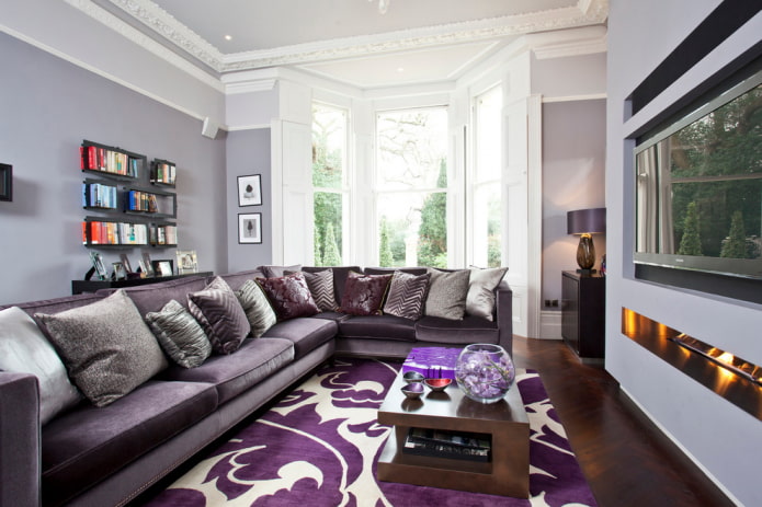 sala de estar moderna con un sofá morado