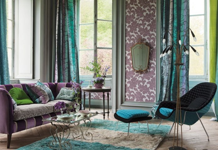 una combinación de morado y turquesa en el interior