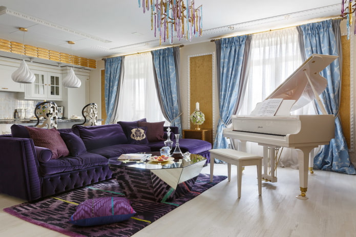 Sofá morado en un interior de estilo fusión