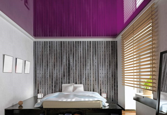 techo tensado morado brillante en el dormitorio