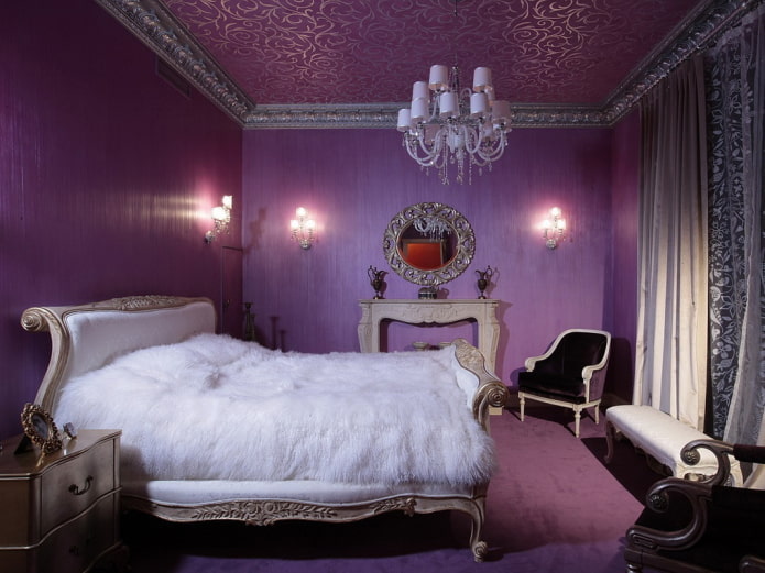techo violeta con estampados en el dormitorio